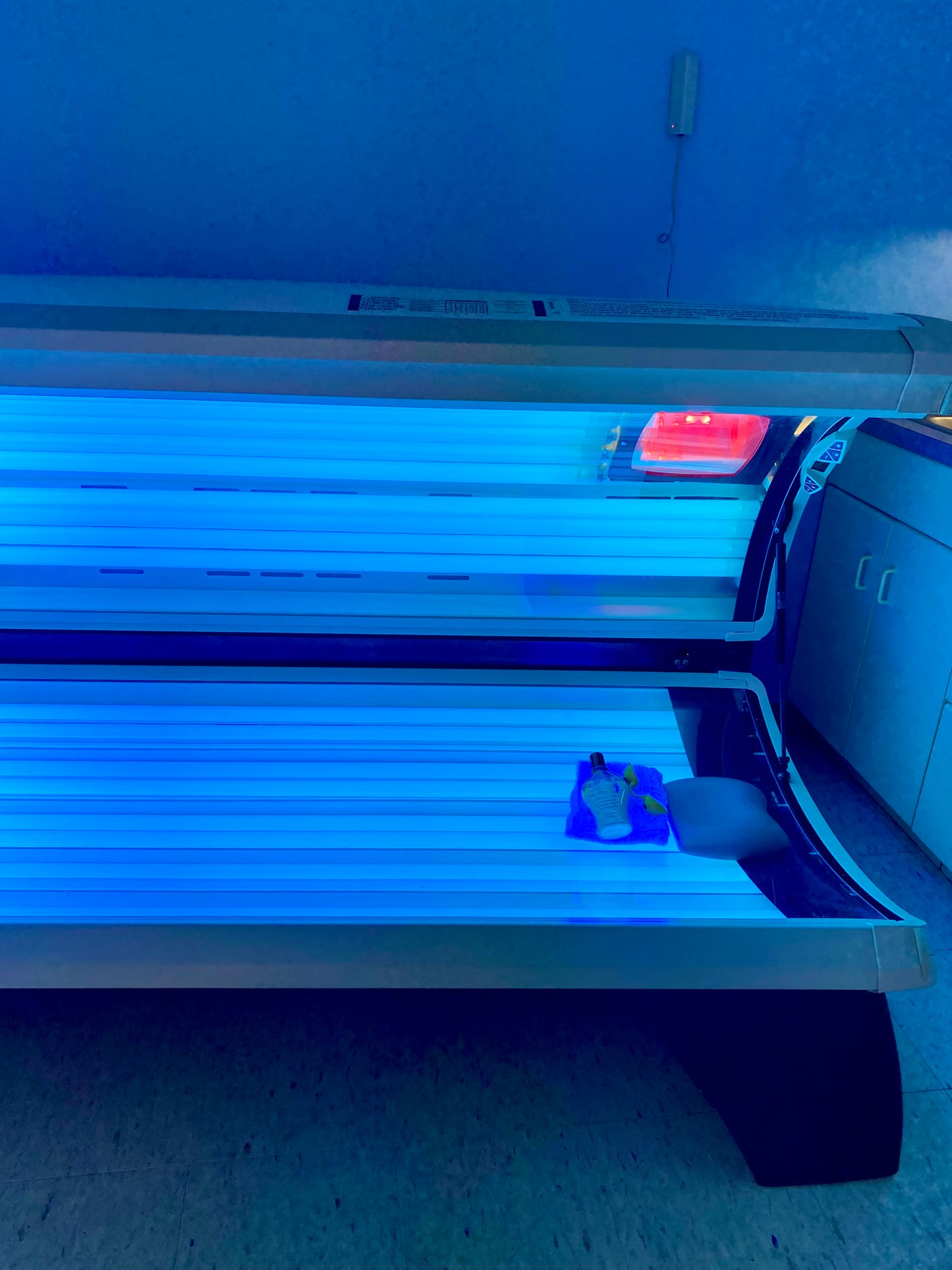 photo of lay down tanning bed