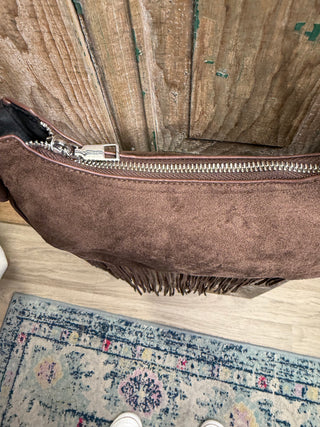 Top zipper closure on the brown sueded fringe shoulder bag – Beach Gypsy